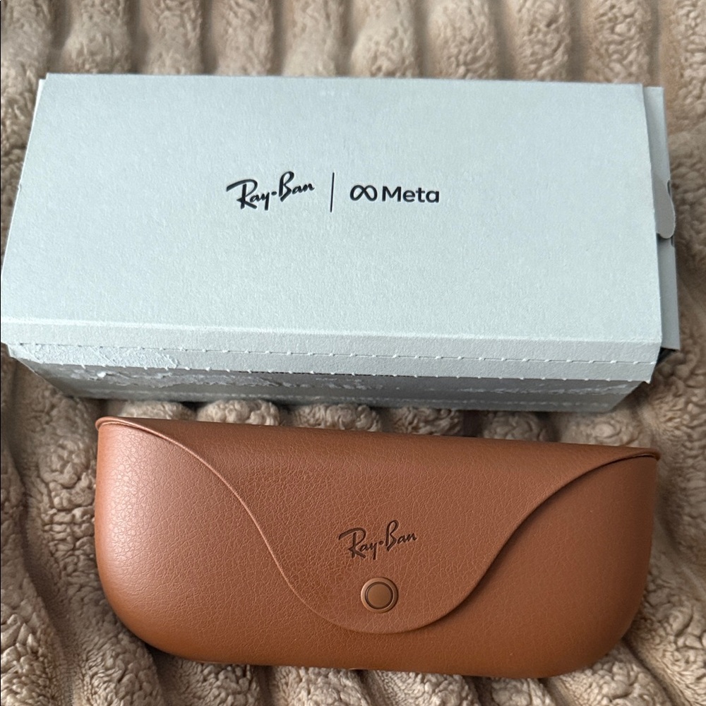 Ray-Ban Smart Glasses with Rayban Case
